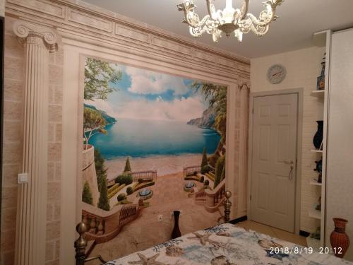 een muurschildering van een strand aan een muur in een slaapkamer bij Oasis Resort & Spa 2, Lozenets in Lozenets