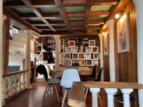 une salle à manger avec une table et des chaises dans l'établissement Maison atypique, à Nantes