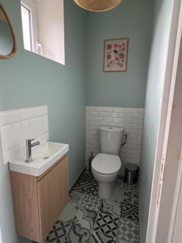 a bathroom with a toilet and a sink at Gîte de la Sablonnière in Haut-Orbé