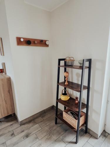 a shelf in a room with a white wall at Gîte de la Sablonnière in Haut-Orbé