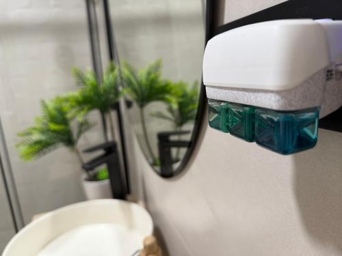 - une salle de bains avec un distributeur de papier toilette à côté d'un lavabo dans l'établissement Vistas al mar primera linea playa Valdelagrana, à El Puerto de Santa María