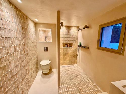 Koupelna v ubytování Éclat De Provence Villa de Luxe avec Vue Panoramique, Piscine & Proche Calanques