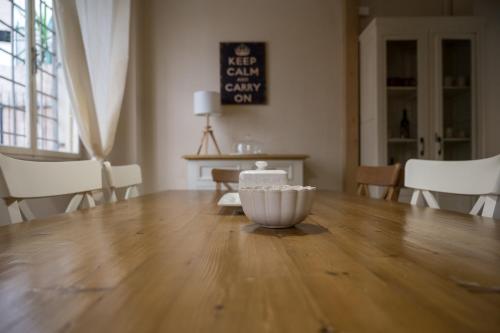 a room with a table with a bowl on the floor at L'Erika in Città in Livorno