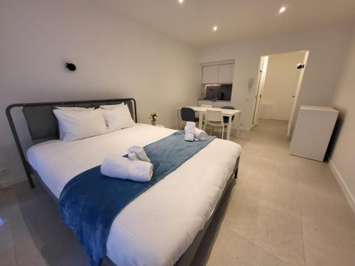 Un dormitorio con una cama con dos toallas encima. en Studio lumineux Bruxelles, en Bruselas