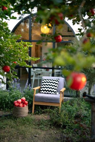 Taman di luar Apple house cafe