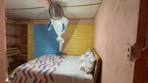 a small bedroom with a bed in a room at Estancias Arroyazo in Constanza