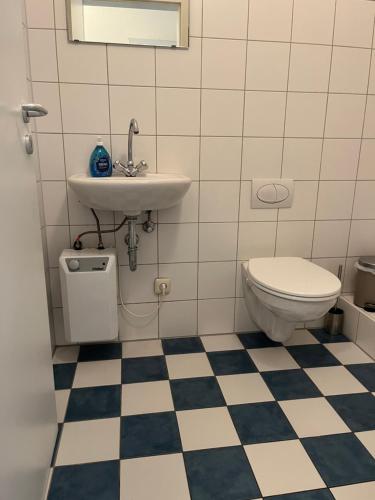 a bathroom with a sink and a toilet at BM Rooms - Bamberger Gemütlichkeit in Bamberg