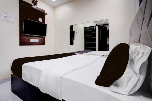 Postel nebo postele na pokoji v ubytování Hotel O Class Inn