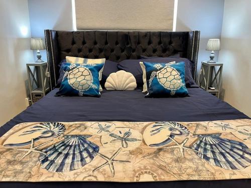 Voodi või voodid majutusasutuse Blue Icon Apartment at Mambo Beach with pool toas