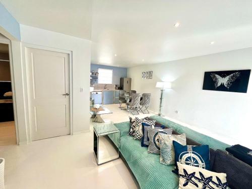 Blue Icon Apartment at Mambo Beach with pool