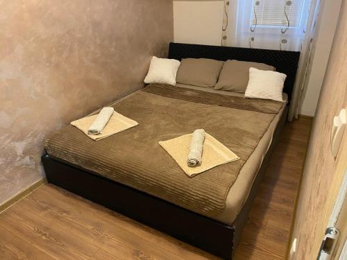 Postel nebo postele na pokoji v ubytování Golf Apartman Obrenovac, sa parkingom