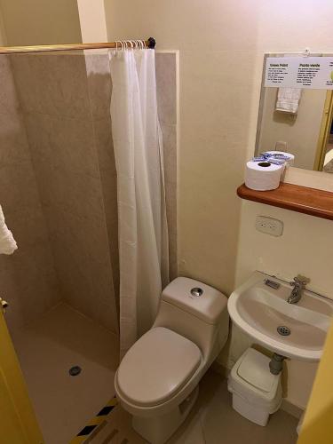 Bilik mandi di Hotel Dorado Jardín