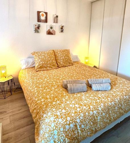 une chambre avec un lit avec deux oreillers dessus dans l'établissement Appartement Cosy, à Montauban