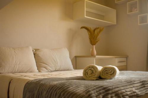 a bedroom with a bed with two towels on it at Casa de temporada - Tatuhouse in José Boiteux
