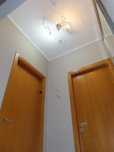 a room with a door and a chandelier at Relax sul mare in Acireale