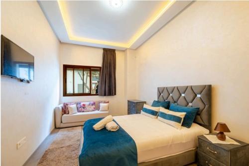カサブランカにあるPremium Romantic 1 Bedroom & Living Room with Swimming pool & Garden viewの大きなベッドとソファのある寝室