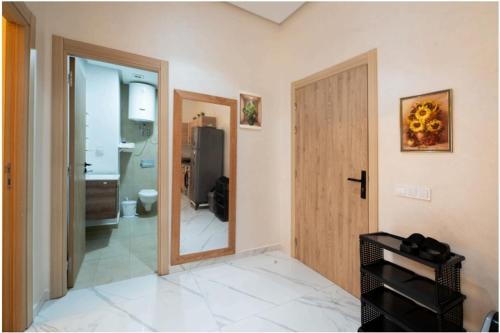 カサブランカにあるPremium Romantic 1 Bedroom & Living Room with Swimming pool & Garden viewのドアとバスルーム付きの客室です。