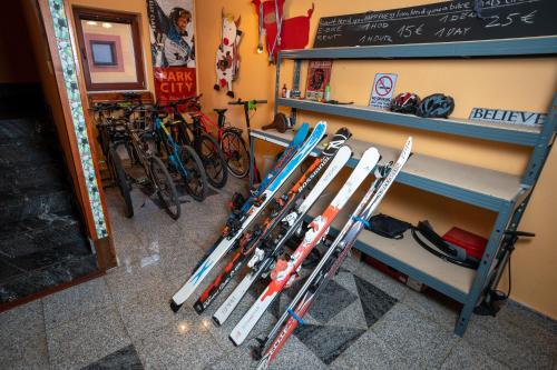 a bunch of skis are lined up against a wall at Penzion Plesnivec in Poprad