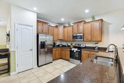 Upstay Family Home w Pool & Cinema ChampionsGate photo 16