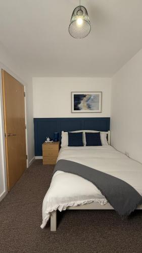 Ένα ή περισσότερα κρεβάτια σε δωμάτιο στο COZY apartment in the heart of Kelham Island 1BR plus sofa bed