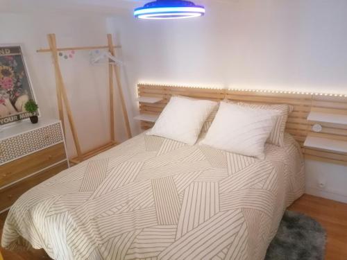 Ένα ή περισσότερα κρεβάτια σε δωμάτιο στο Cozy duplex en RDC hyper centre le Mans gare circuit des 24h