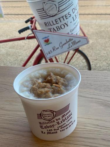 une tasse de nourriture assise sur une table dans l'établissement Cozy duplex en RDC hyper centre le Mans gare circuit des 24h, au Mans