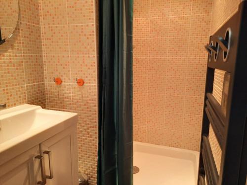 une salle de bain avec une douche avec un lavabo et des toilettes dans l'établissement Agréable petite maison près du golf et de la plage, à Moliets-et-Maa