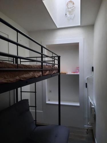 - une chambre avec des lits superposés et un escalier dans l'établissement Agréable petite maison près du golf et de la plage, à Moliets-et-Maa