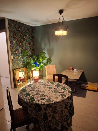 une salle à manger avec une table et une table ainsi qu'une salle à manger dans l'établissement Chambre lit double près de la Loire, à La Riotière