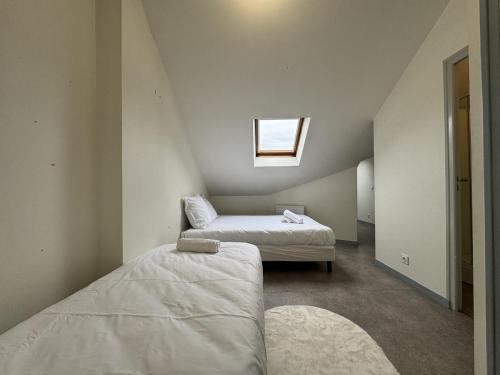 - une chambre avec 2 lits et une lucarne dans l'établissement Le Nid Sarthois - 5pers - Bener - Rêve au Mans, à Yvré-lʼÉvêque