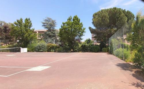 Tenis dan/atau kemudahan skuasy di Les Elfes - avec entrée autonome, clim neuve, jardin, parking privé & gourmandises offertes ! - atau berdekatan