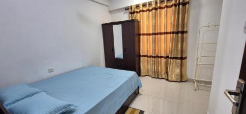a small bedroom with a bed and a window at Sky Apartment Viyathpura Colombo in Sri Jayewardenepura Kotte