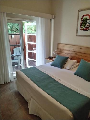 Postel nebo postele na pokoji v ubytování Joan Miró Hotel