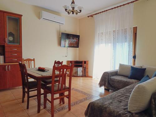 a living room with a table and chairs and a couch at La casa della Nonna in Piqeras