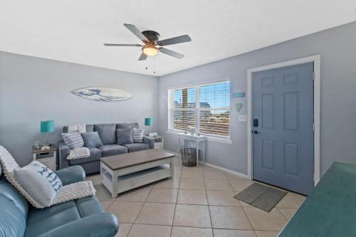 un soggiorno con un divano e un ventilatore a soffitto di 2BR Retreat with Pool, Near Beach and The Hangout a Gulf Shores