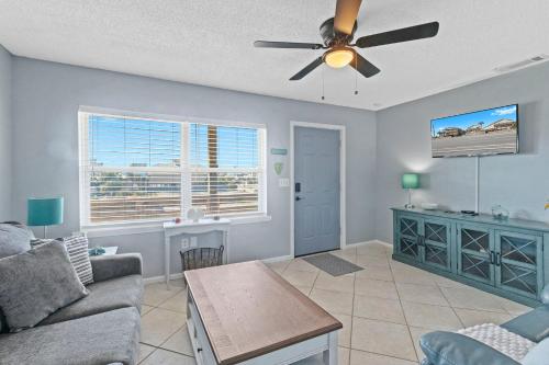 un soggiorno con un divano e un ventilatore a soffitto di 2BR Retreat with Pool, Near Beach and The Hangout a Gulf Shores