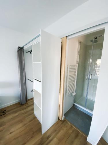 Cette chambre dispose d'une porte en verre et d'un placard. dans l'établissement Chambre et salle de bain PRIVÉE dans Appartement PARTAGÉ avec toilettes partagés - Talence - Tram B - Ref R1, à Talence
