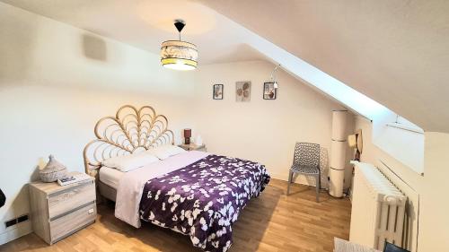 une chambre avec un grand lit et un escalier dans l'établissement Maison Cosy avec Jardin Proche 24h du Mans, au Mans