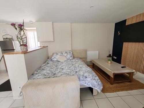 Ein Bett oder Betten in einem Zimmer der Unterkunft Jolie Maison au 34 centre-ville