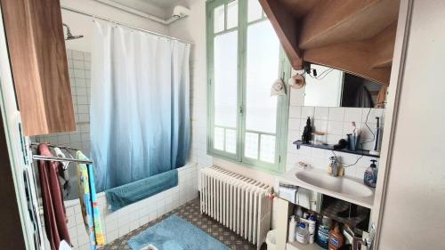 une salle de bain avec une douche et un lavabo et une fenêtre dans l'établissement Maison Cosy avec Jardin Proche 24h du Mans, au Mans