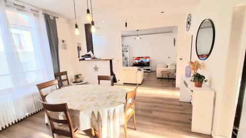 une salle à manger et un salon avec une table et des chaises dans l'établissement Maison Cosy avec Jardin Proche 24h du Mans, au Mans