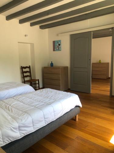 une chambre avec un lit et un parquet dans l'établissement DOMAINE NATURE Et SENS, à Presly