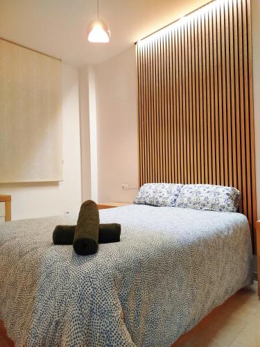 a bedroom with a bed with two stuffed animals on it at Terraza acogedora , Piscina , Parking, Airé Acondicionado in El Campello