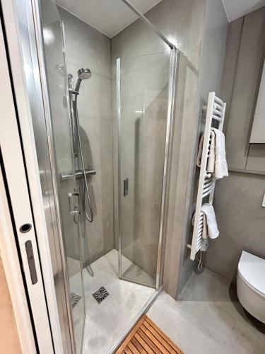 une cabine de douche dans une salle de bain avec toilettes dans l'établissement Bastille Hideaway, à Paris