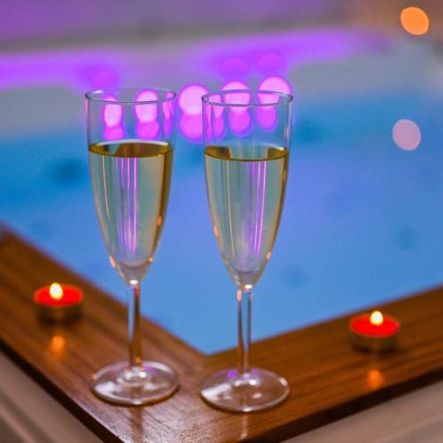 3 verres à vin assis sur un plateau à côté d'une piscine dans l'établissement Le 7ème ciel - Bain à bulles, au Havre