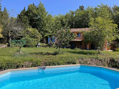 une image d'une piscine en face d'une maison dans l'établissement Domaine La Cigogne, Provencal house with pool & big garden, à Vence