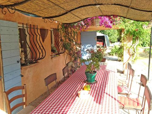 Domaine La Cigogne, Provencal house with pool & big garden