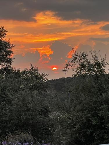 Η ανατολή ή δύση του ηλίου όπως φαίνεται από αυτή η βίλα ή από εκεί κοντά