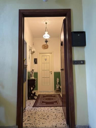 a hallway with a door leading to a room at La stanza su Montecassino in Cassino