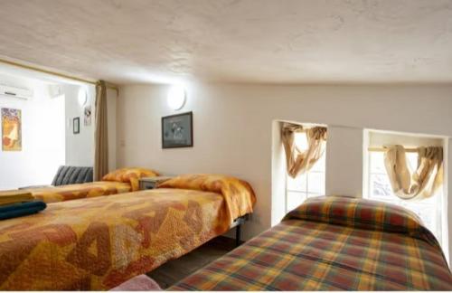 La Mansarda sul Verde في شاكا: غرفة نوم بها سريرين في الغرفة